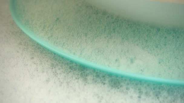泡沫中的肥皂泡盘 — 图库视频影像