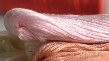 Beyaz arkaplanda izole edilmiş renkli küf ipliklerinin ve çok renkli makaraların üst görünümü.