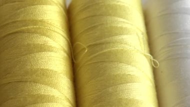 Beyaz arkaplanda izole edilmiş renkli iplik makaralarının üst görünümü.