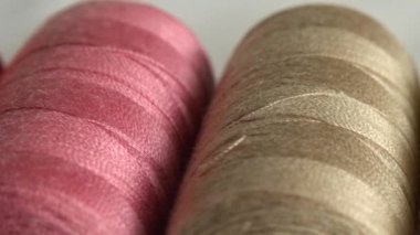 Beyaz arkaplanda izole edilmiş renkli iplik makaralarının üst görünümü.