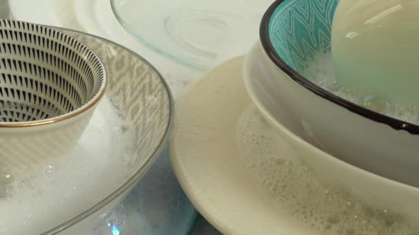 Πλύσιμο Των Πιάτων Απορρυπαντικό Και Νερό — Αρχείο Βίντεο