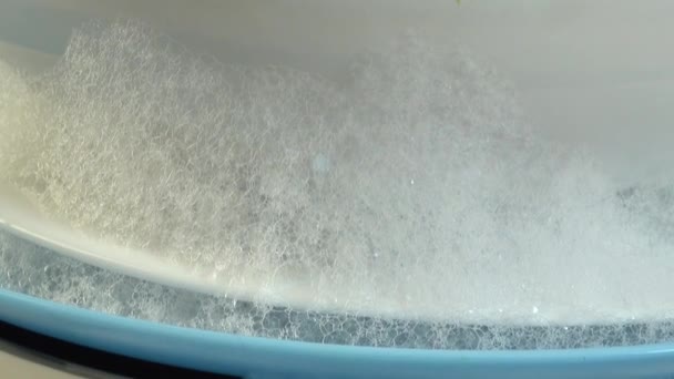 泡沫中的肥皂泡盘 — 图库视频影像