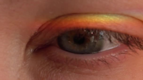 Deslumbramiento Del Arco Iris Ojo Femenino — Vídeo de stock