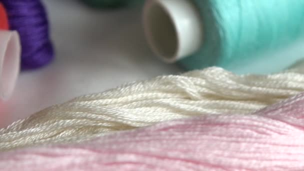 白を基調としたカラフルなムーンライン糸と多色スプールの絶景 — ストック動画