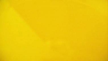 Buz küpleri portakal suyuna düşer. Yavaş çekim.