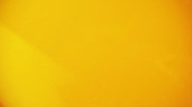 Portakal suyu dökmek ve sıçratmak. Yavaş çekim.