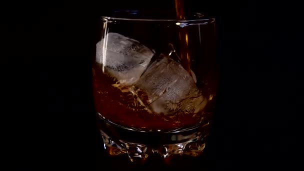 Whisky Ein Glas Mit Eis Auf Einem Isolierten Schwarzen Hintergrund — Stockvideo