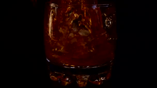 Verser Whisky Dans Verre Avec Glace Sur Fond Noir Isolé — Video