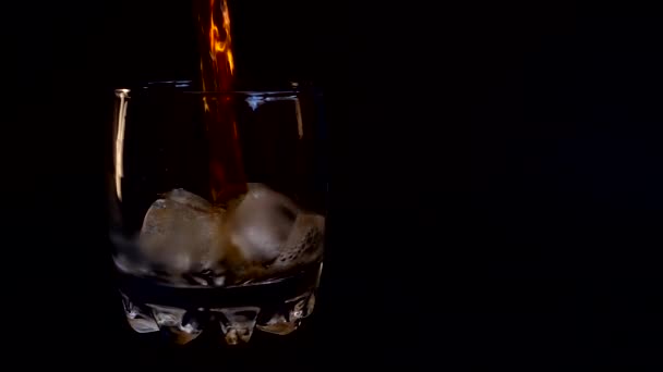 Ρίχνουμε Ουίσκι Ένα Ποτήρι Πάγο Ένα Απομονωμένο Μαύρο Φόντο Αργή — Αρχείο Βίντεο
