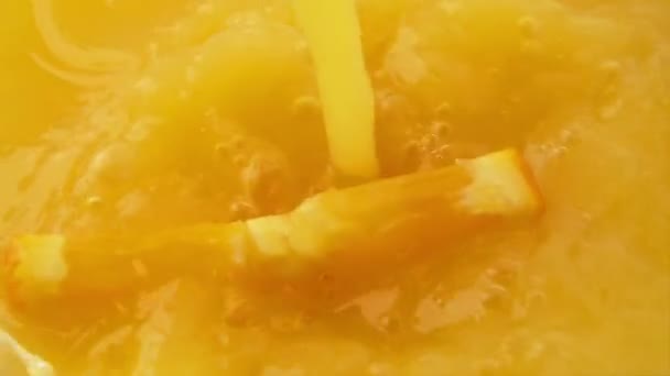 Orangensaft Gießen Und Spritzen Orangenscheiben Fallen Saft Zeitlupe — Stockvideo