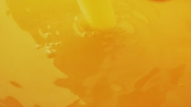 Наливание Брызги Апельсинового Сока Оранжевые Ломтики Падают Сок Медленное Движение — стоковое видео