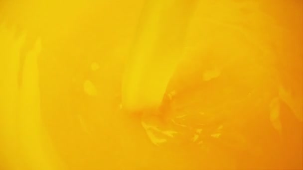 Наливание Брызги Апельсинового Сока Медленное Движение — стоковое видео