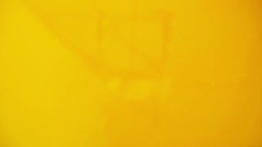 Buz küpleri portakal suyuna düşer. Yavaş çekim.