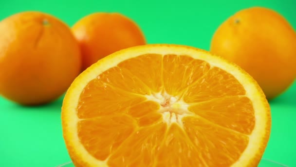 Oranges Sur Fond Vert Chute Mouvement Lent — Video