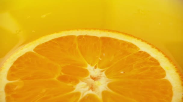 Een Stuk Sinaasappel Drijft Sap Een Vallende Druppel Langzame Beweging — Stockvideo
