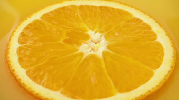 Une Tranche Orange Flotte Dans Jus Une Goutte Tombe Mouvement — Video