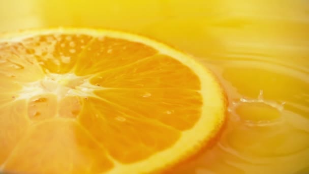 Meyve Suyunda Bir Dilim Portakal Düşen Bir Damla Yavaş Çekim — Stok video