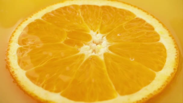 Een Stuk Sinaasappel Drijft Sap Een Vallende Druppel Langzame Beweging — Stockvideo