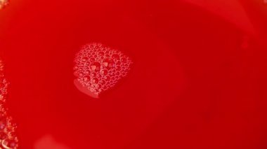 Sicilya portakallarının suyunu dökerek. Yavaş çekim.