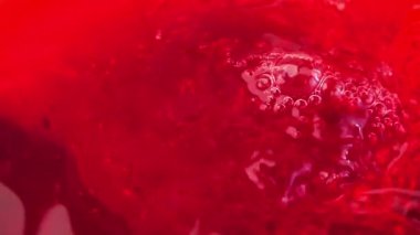 Sicilya portakallarının suyunu dökerek. Yavaş çekim.