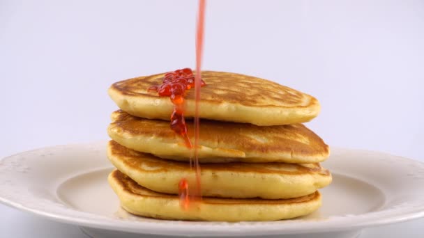 Pancake Dengan Topping Stroberi Pada Latar Belakang Putih — Stok Video