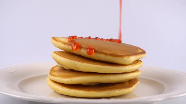 Amerikanische Pfannkuchen Mit Erdbeerbelag Auf Weißem Hintergrund — Stockvideo