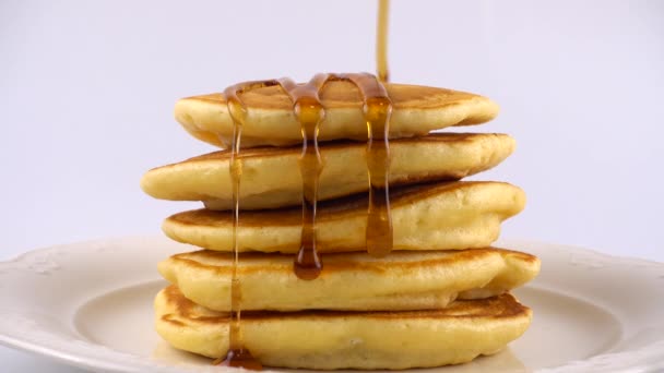 Pancake Amerika Dengan Sirup Maple Pada Latar Belakang Putih — Stok Video