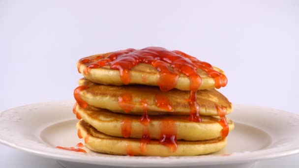 Amerikanische Pfannkuchen Mit Erdbeerbelag Und Schlagsahne Auf Weißem Hintergrund — Stockvideo