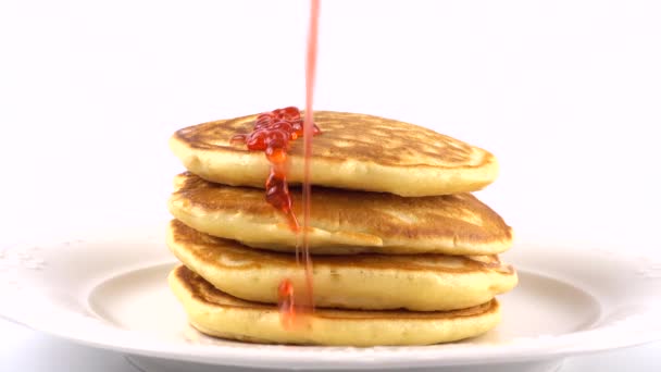 Pancake Dengan Topping Stroberi Pada Latar Belakang Putih — Stok Video