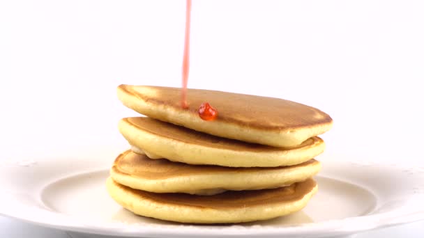 Pancake Amerika Dengan Topping Stroberi Pada Latar Belakang Putih — Stok Video