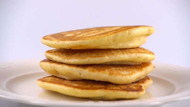 Pfannkuchen Mit Honig Auf Weißem Hintergrund — Stockvideo