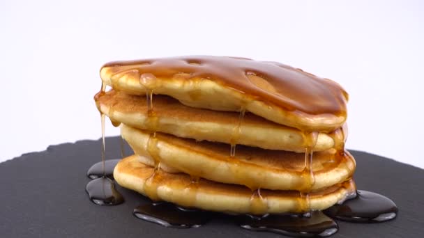 Αμερικάνικες Τηγανίτες Σιρόπι Σφενδάμου Λευκό Φόντο Pancake Βρίσκεται Μια Μαύρη — Αρχείο Βίντεο
