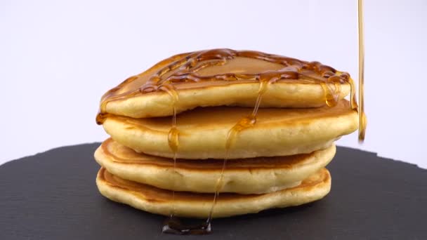 Amerikaanse Pannenkoeken Met Ahornsiroop Een Witte Achtergrond Pannenkoek Ligt Een — Stockvideo