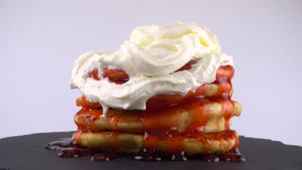 Frittelle Con Guarnizione Alla Fragola Panna Montata Fondo Bianco Pancake — Video Stock