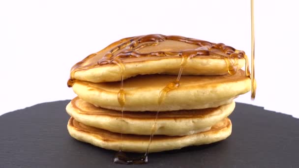 Αμερικάνικες Τηγανίτες Σιρόπι Σφενδάμου Λευκό Φόντο Pancake Βρίσκεται Μια Μαύρη — Αρχείο Βίντεο