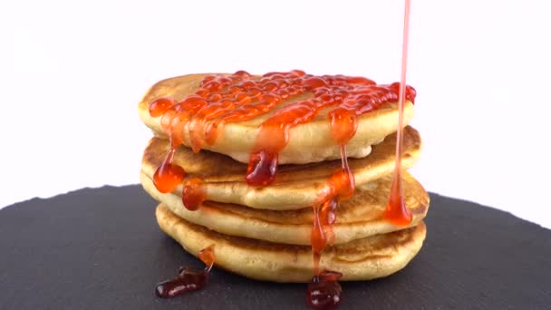 Τηγανίτες Επικάλυψη Φράουλας Λευκό Φόντο Pancake Βρίσκεται Μια Μαύρη Πλάκα — Αρχείο Βίντεο