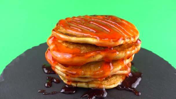 Τηγανίτες Επικάλυψη Φράουλας Πράσινο Φόντο Pancake Βρίσκεται Μια Μαύρη Πλάκα — Αρχείο Βίντεο