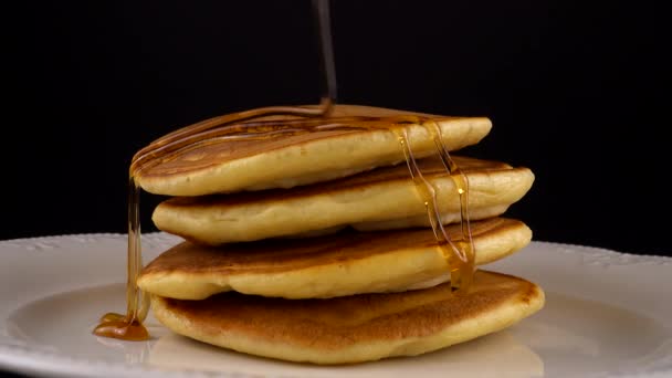 Pancake Amerika Dengan Sirup Maple Pada Latar Belakang Hitam — Stok Video