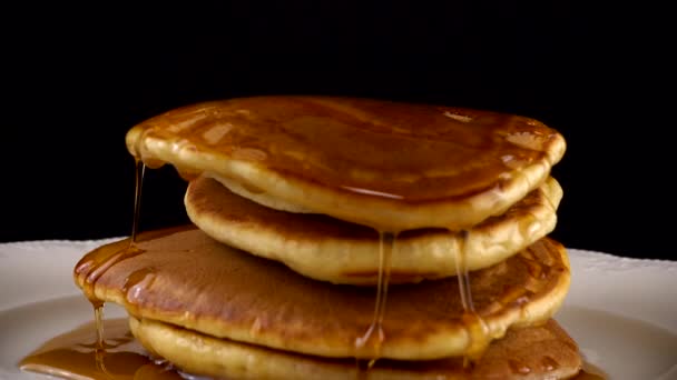 Amerikanische Pfannkuchen Mit Ahornsirup Auf Schwarzem Hintergrund — Stockvideo