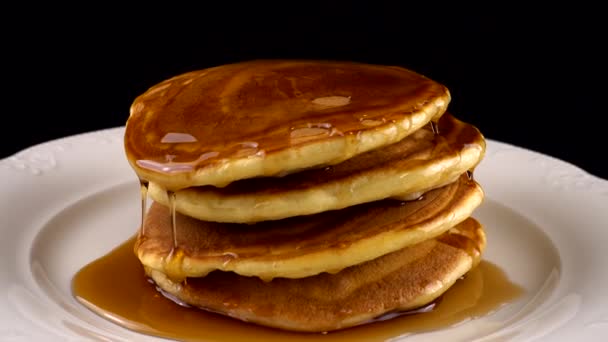 Amerikanska Pannkakor Med Lönnsirap Svart Bakgrund — Stockvideo