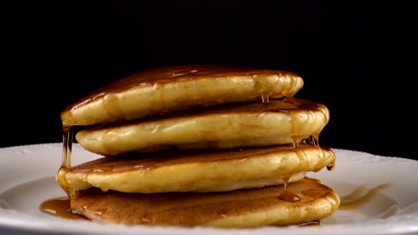Pancake Amerika Dengan Sirup Maple Pada Latar Belakang Hitam — Stok Video
