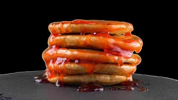 Pancake Dengan Topping Stroberi Pancake Terletak Pada Batu Bulat Batu — Stok Video