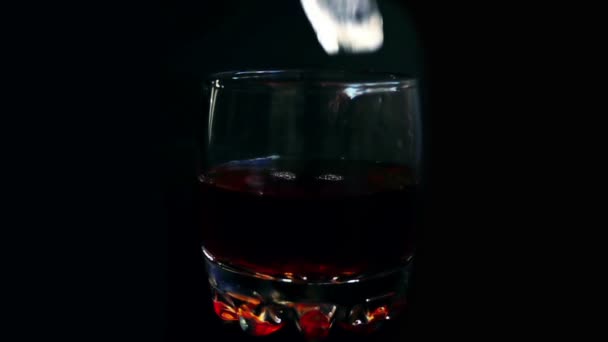 Cayendo Cubitos Hielo Vaso Whisky Sobre Fondo Negro Aislado Movimiento — Vídeo de stock