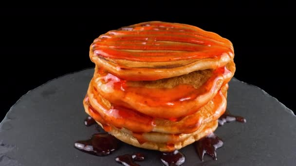 Pannenkoeken Met Aardbeientaart Pannenkoek Ligt Een Zwarte Leisteen Ronde Steen — Stockvideo