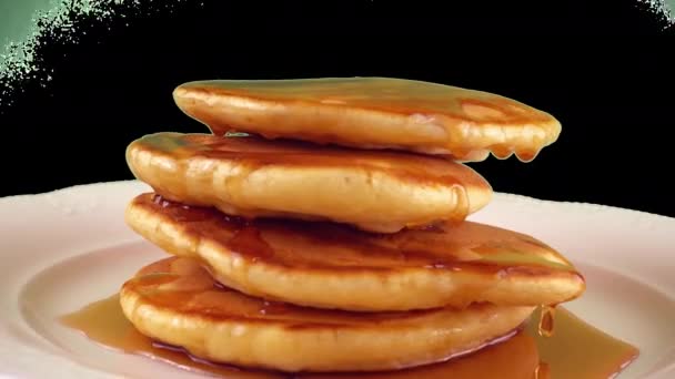 Pancake Amerika Dengan Sirup Maple Saluran Alfa Disertakan — Stok Video