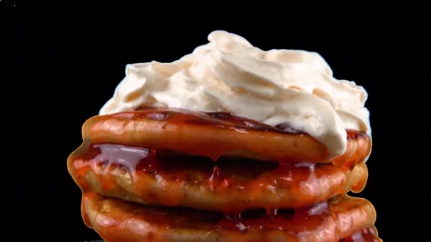 美国煎饼配草莓外加奶油和奶油 包括阿尔法频道 — 图库视频影像