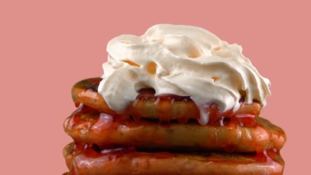 美国煎饼配草莓外加奶油和奶油 粉红的背景 — 图库视频影像