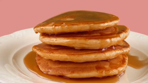 Pancake Amerika Dengan Sirup Maple Pada Latar Belakang Merah Muda — Stok Video