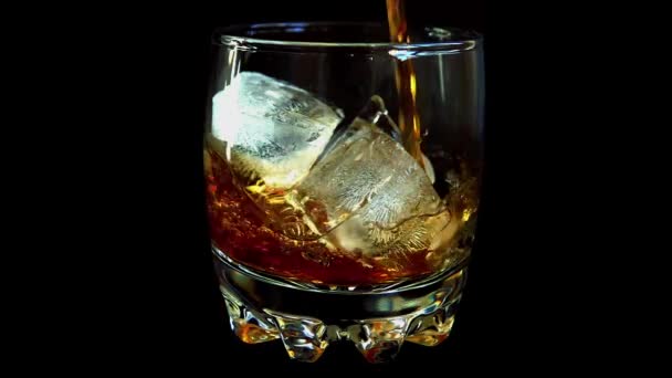 Налить Виски Стакан Льдом Изолированном Черном Фоне Медленное Движение — стоковое видео