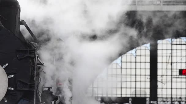 Μια Ρετρό Ατμομηχανή Ετοιμάζεται Φύγει Από Σταθμό — Αρχείο Βίντεο